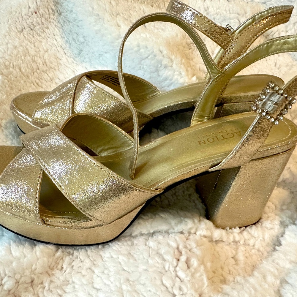 Woman’s 7.5 Kenneth Cole chunky gold heels